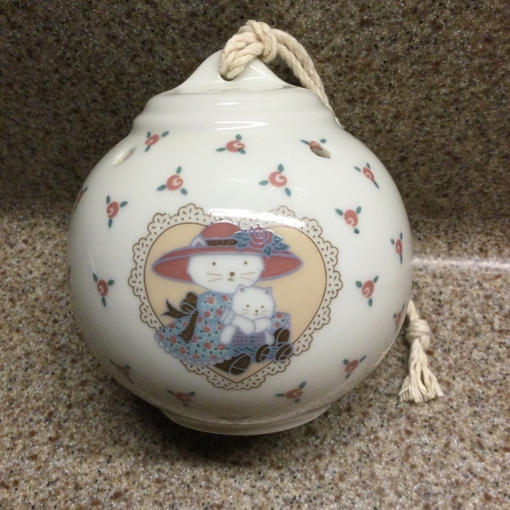 Charming Vantage Porcelain Potpourri Ornament